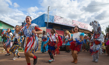 Folia Goiás reúne blocos tradicionais, cortejos culturais e diversão acessível no interior do estado